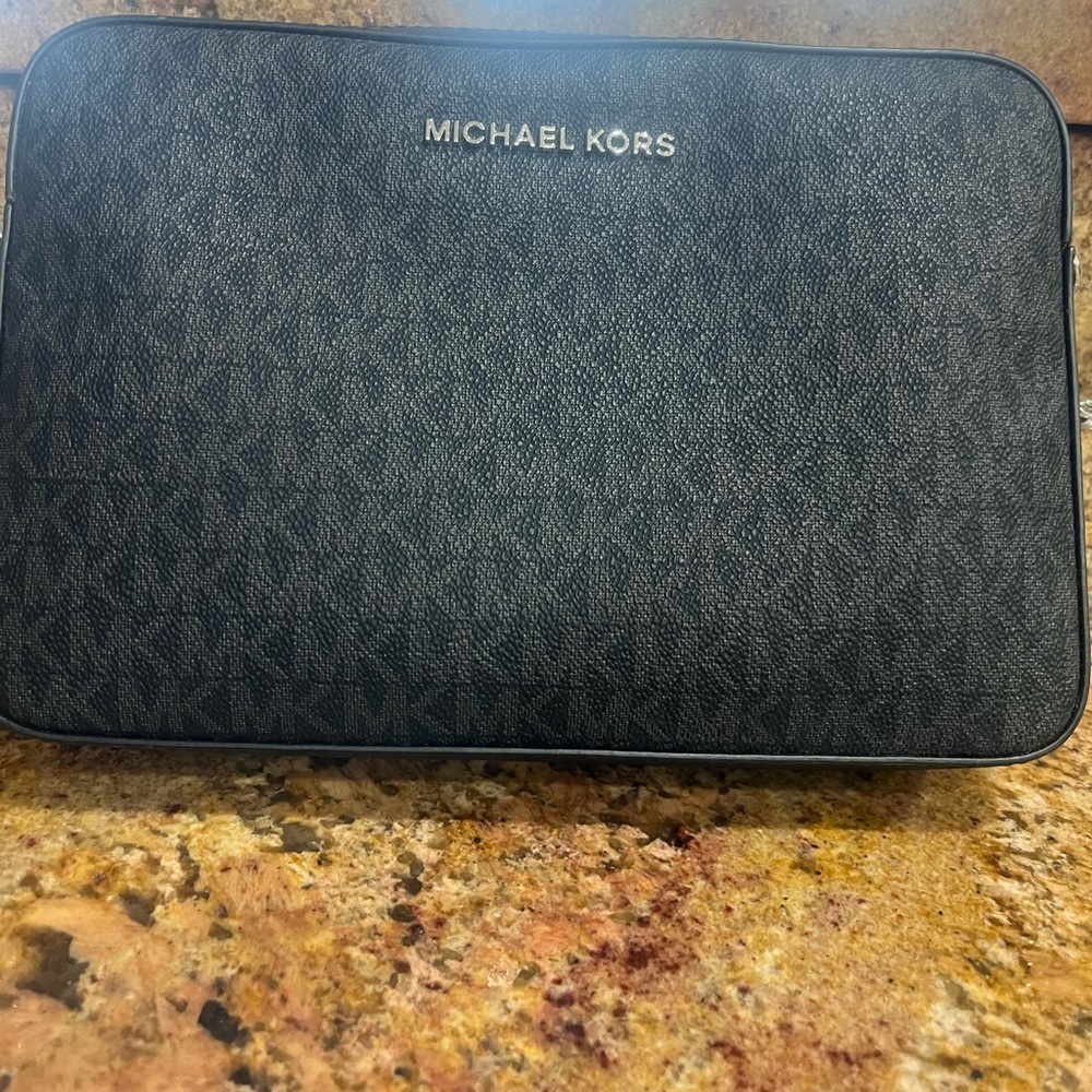 Michael Kors adjustable crossbody - Picture 6 of 8